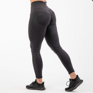 NEBBIA Bubble Butt Lifting Pants Black – leggings på modell bakifrån i trekvartsprofil