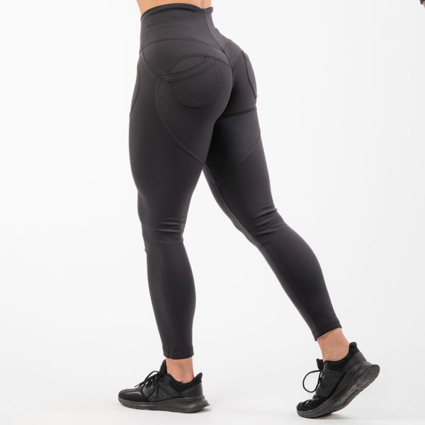 NEBBIA Bubble Butt Lifting Pants Black – leggings på modell bakifrån i trekvartsprofil