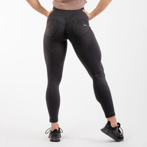 NEBBIA Bubble Butt Lifting Pants Black – leggings på modell bakifrån rakt