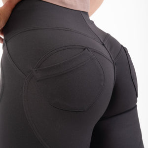 NEBBIA Bubble Butt Lifting Pants Black – närbild av bakficka och sömmar