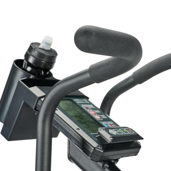 Assault Fitness Assault Bike Pro X – närbild av styre, flaskhållare och träningsdator