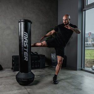 Master Fitness Fristående Fighting Bag – fristående boxningssäck i användning med spark