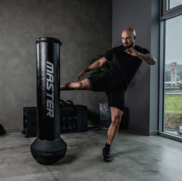Master Fitness Fristående Fighting Bag – fristående boxningssäck i användning med spark