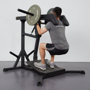 Impulse IFP Leverage Squat/Calf Black – och calf-maskin i användning