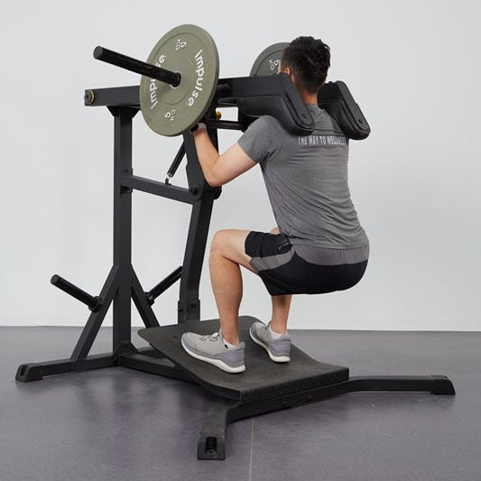 Impulse IFP Leverage Squat/Calf Black – och calf-maskin i användning