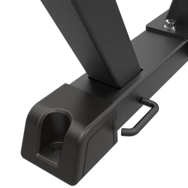 Impulse IFP Seated Chest Press Black – närbild av maskinens bas och transporthandtag