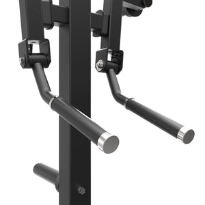 Impulse IFP Standing Lateral Raise Svart – närbild av handtag och arm
