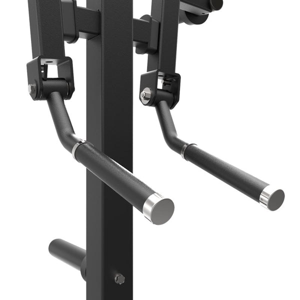 Impulse IFP Standing Lateral Raise Svart – närbild av handtag och arm