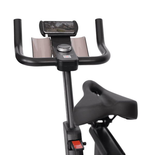 Master Fitness Spinning S4030 – närbild av sadel och styre